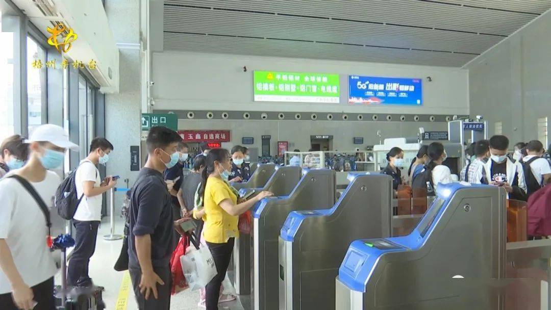 梧州南站上午十点,记者在梧州南站售票厅看到,前来购买动车票的乘客较