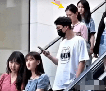 王思聪与堂妹逛街被拍,全身大牌颜值似路人
