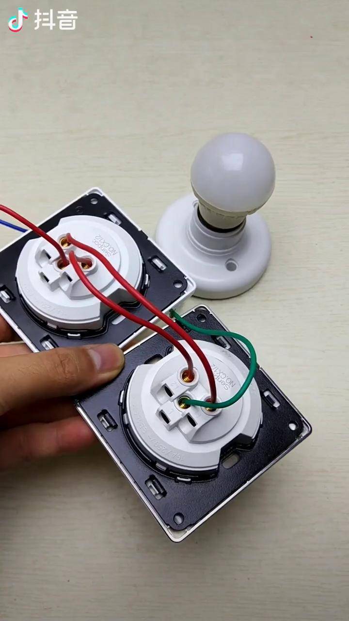 两层楼梯开关灯接线一楼开二楼可以关灯二楼关灯一楼可以开