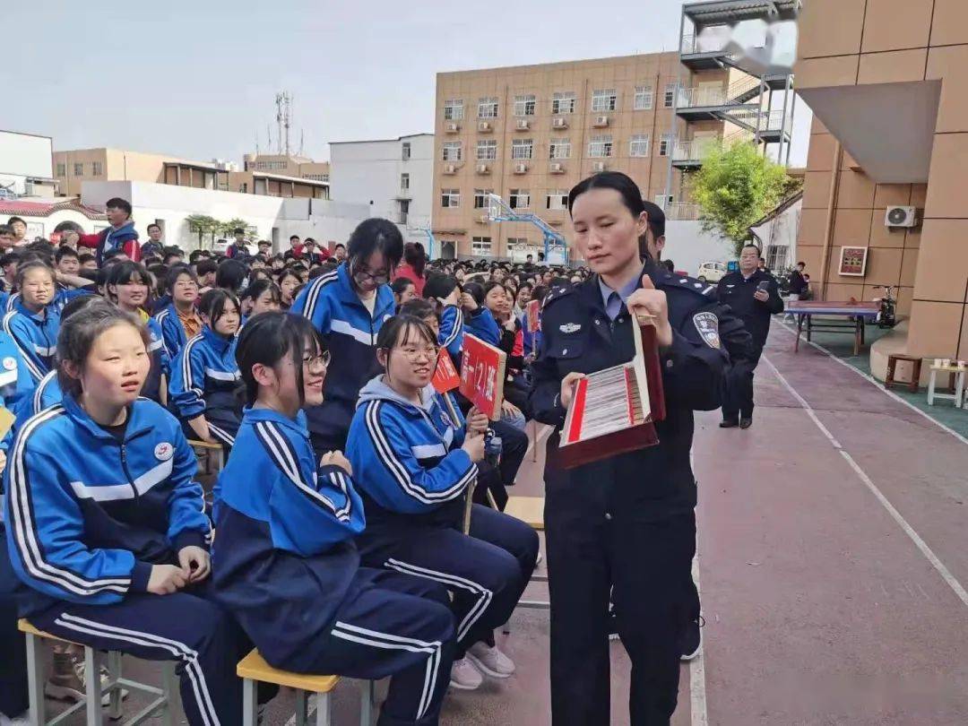 指导下,在南阳市书院中学书院高中举办禁毒普法宣传教育进校园活动