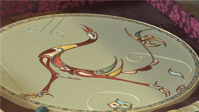 品凤鸟图案的系列产品,如丝巾,香包,书签等,游客在博物馆感受荆楚文化