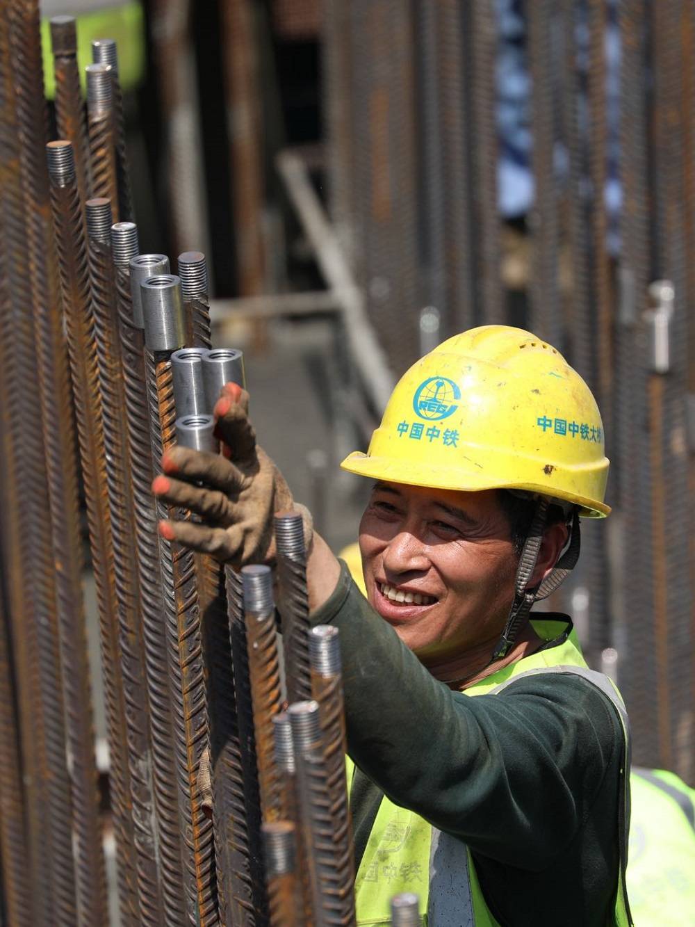 烈日下建设大桥的工人(央广网发 彭水县融媒体中心供图)
