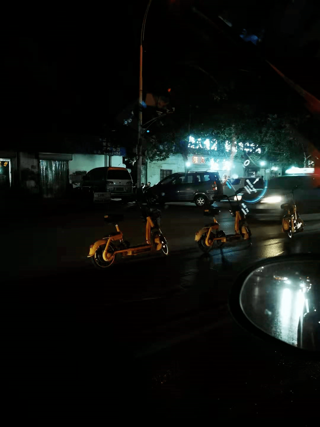 郓城育才路与西门街路中间竟然停了三辆._小黄车