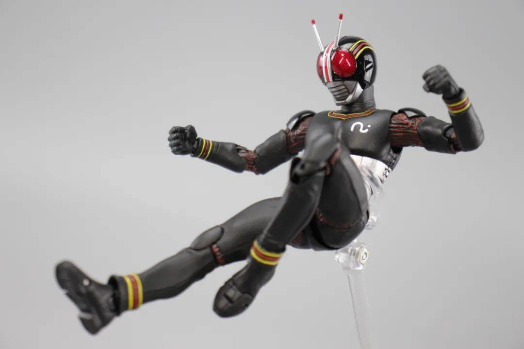 shf真骨雕假面骑士black开箱配件不多但玩起来很爽