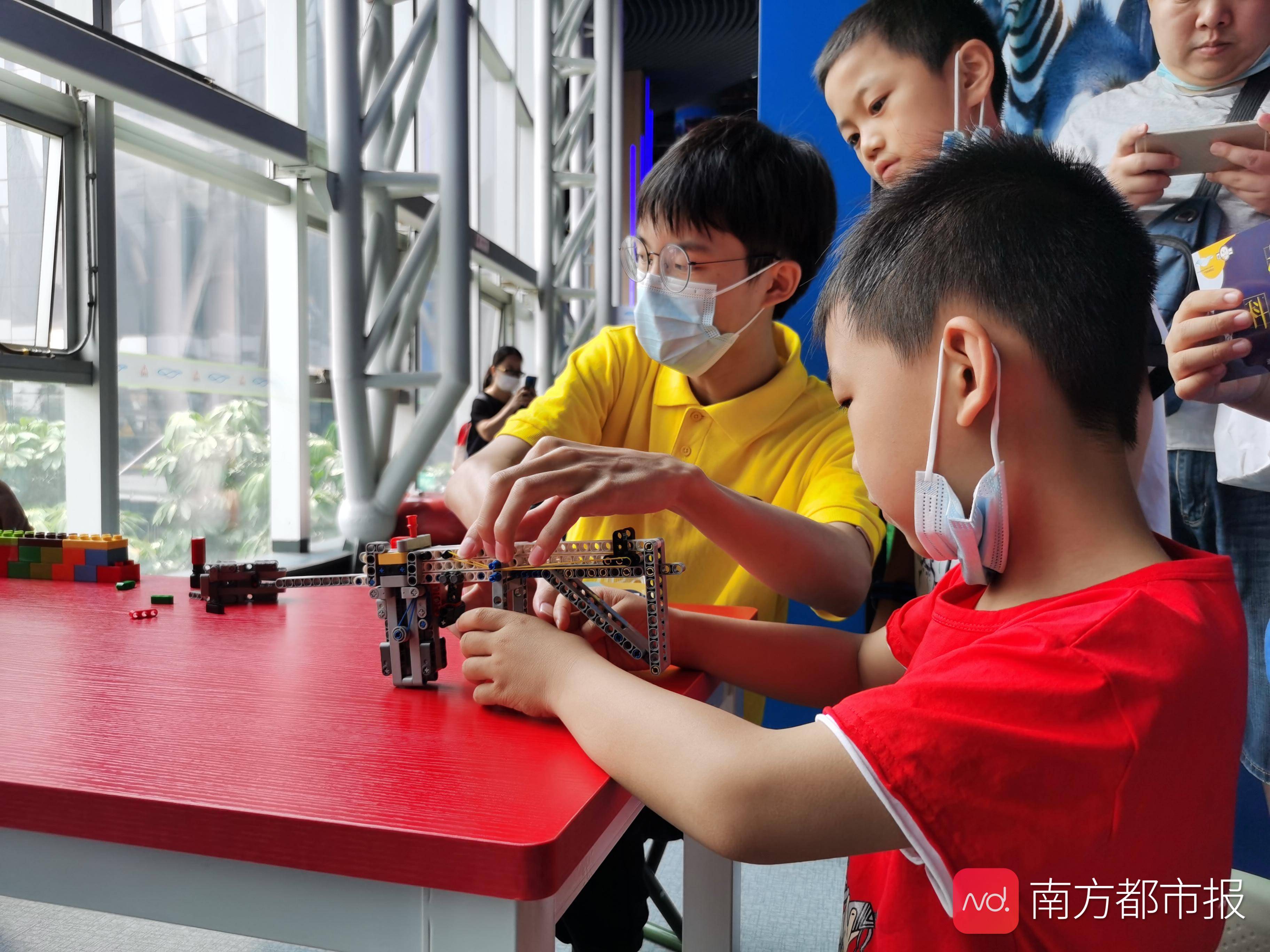 机器人游园五一假期来广东科学中心玩转科学