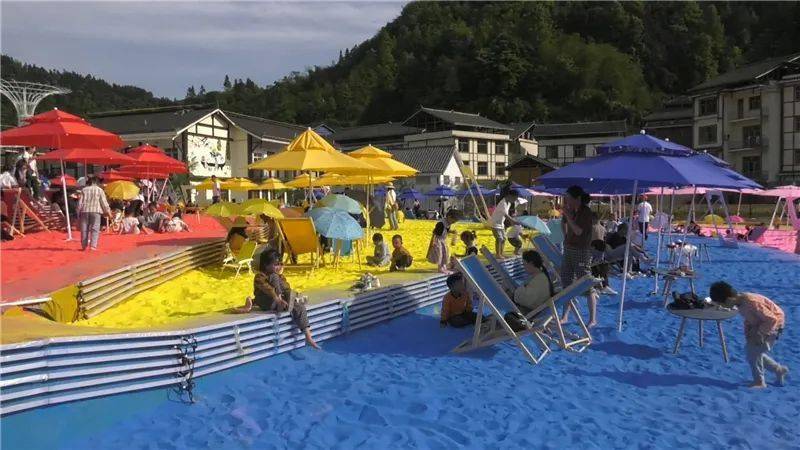 景区内有小吃街,彩色沙滩,水池,变形金刚,经典网红用语等游玩项目