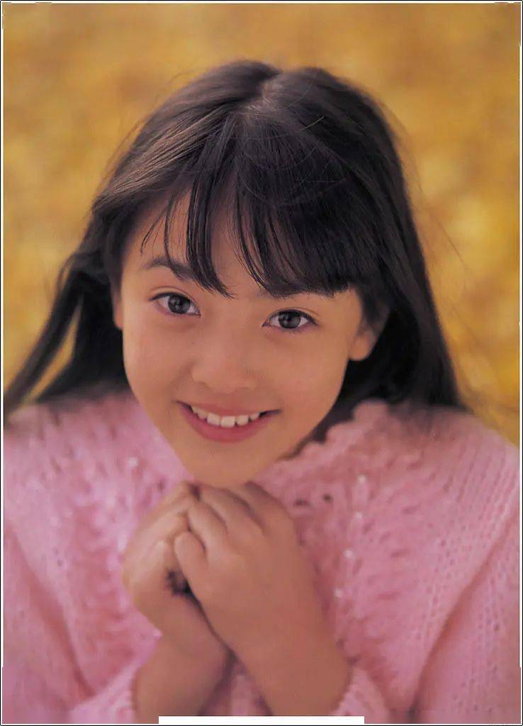 于是女方的信息很快被猜了出来,是曾经的童星,模特,女演员冈本奈月.