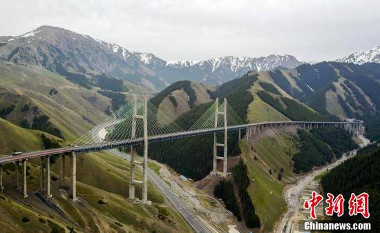 航拍连霍高速新疆果子沟大桥