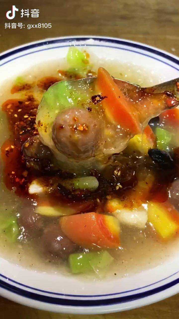 清真回民小吃 西安特色清真小吃肉丸胡辣汤,搭配香酥牛肉饼,就是地道