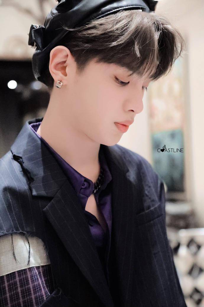 延迟来看昨日黄明昊《这!就是潮流》上班饭拍 贝雷帽小王子重出江湖!