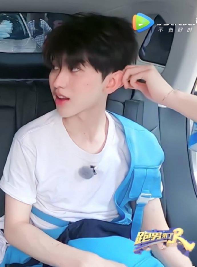 蔡徐坤《跑男来了》惊现神级错位图 猪猪耳朵被揪真的笑拉了!