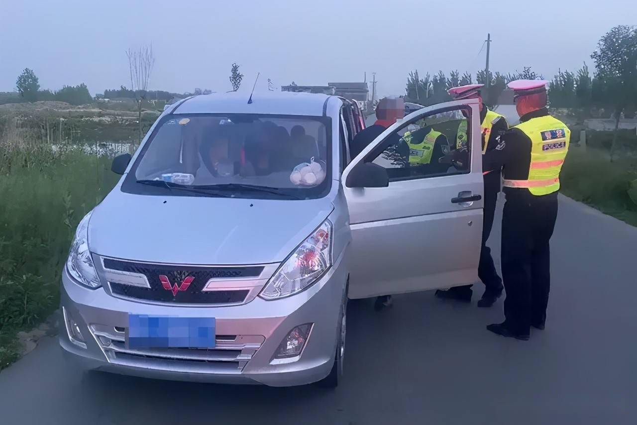 一辆鲁q8***3"五菱"牌小型客车行迹可疑,执勤民警立即示意该车靠边