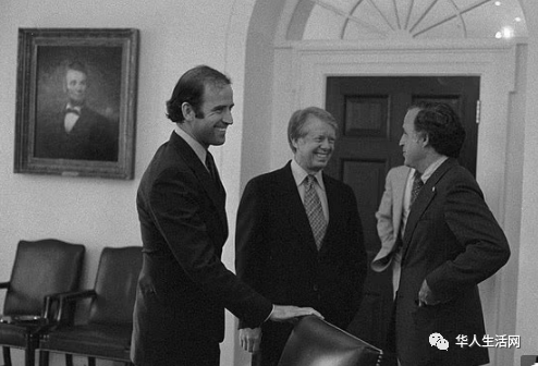 拜登成巨人,与卡特夫妇合影,照片效果相当诡异_身高