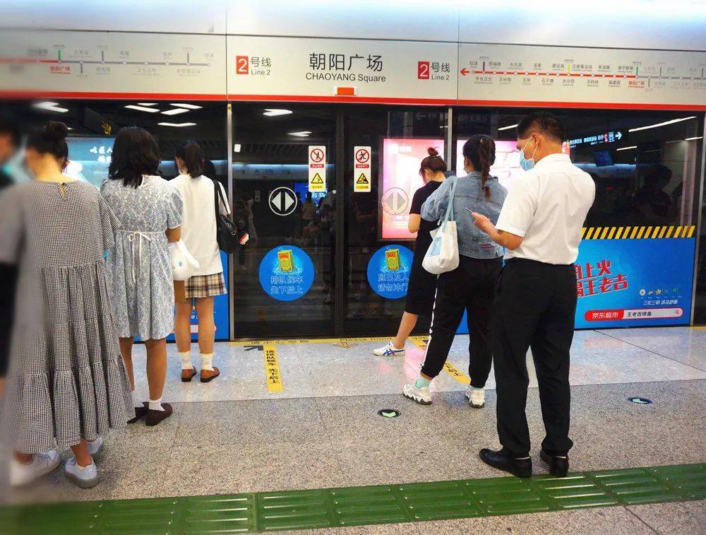 在地铁站,市民文明有序排队等候乘车王媛 摄