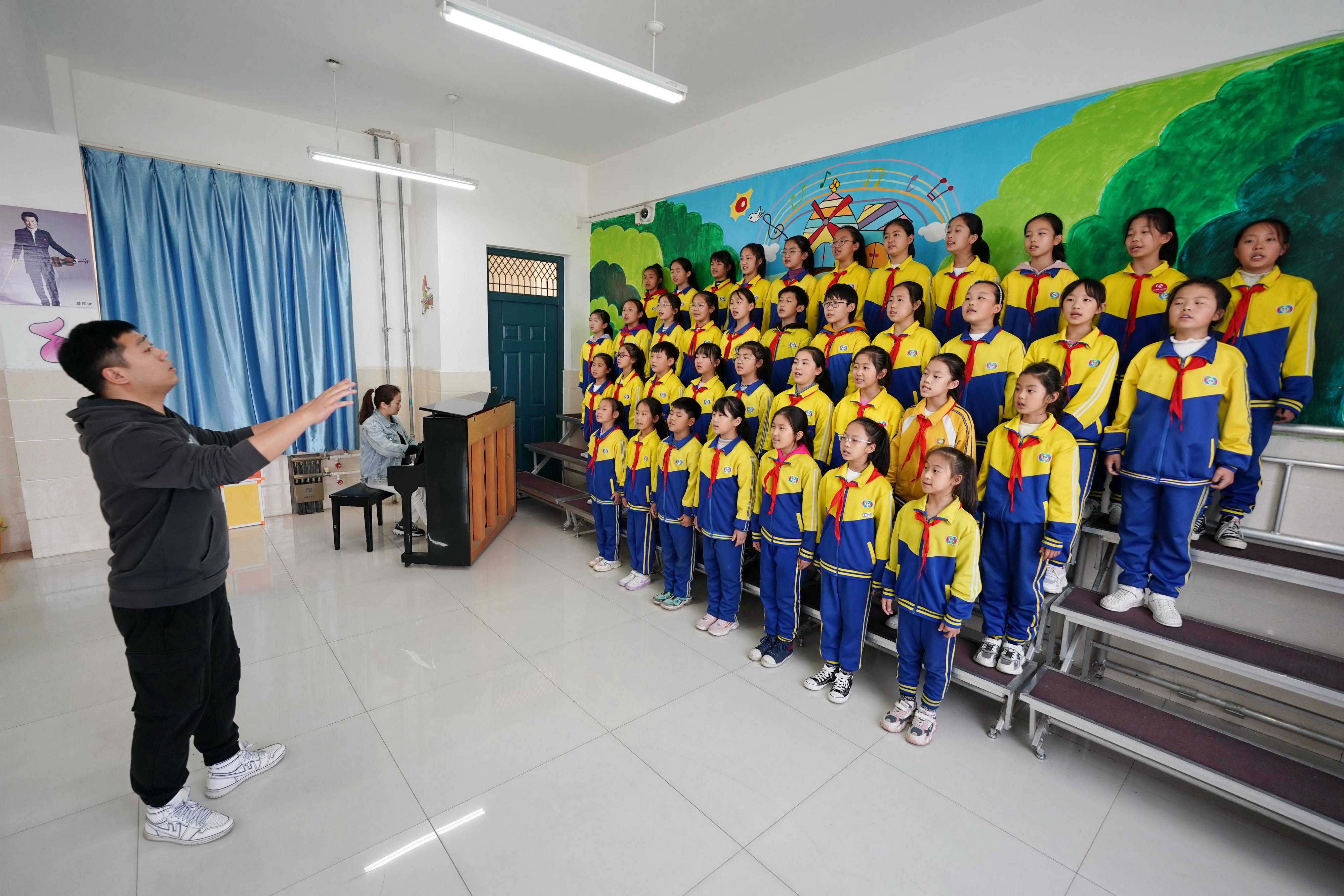月6日,河北邢台经济开发区思源实验学校学生下午放学后在学校练习合唱