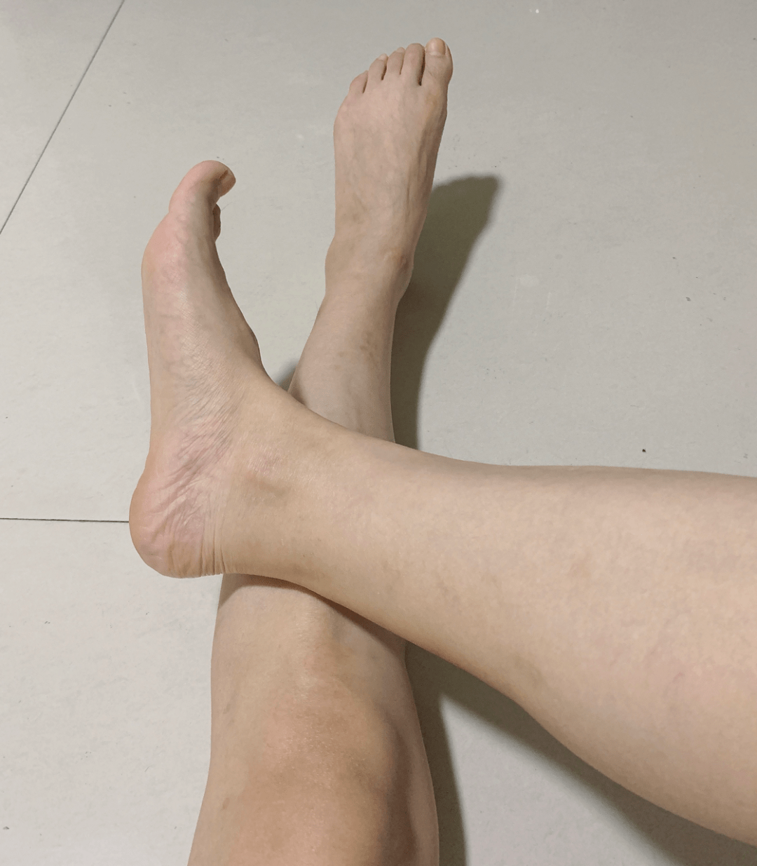 平躺或坐位时,将一只脚的外踝骨(就是脚的外侧突出的骨骼)摆成"4"字形