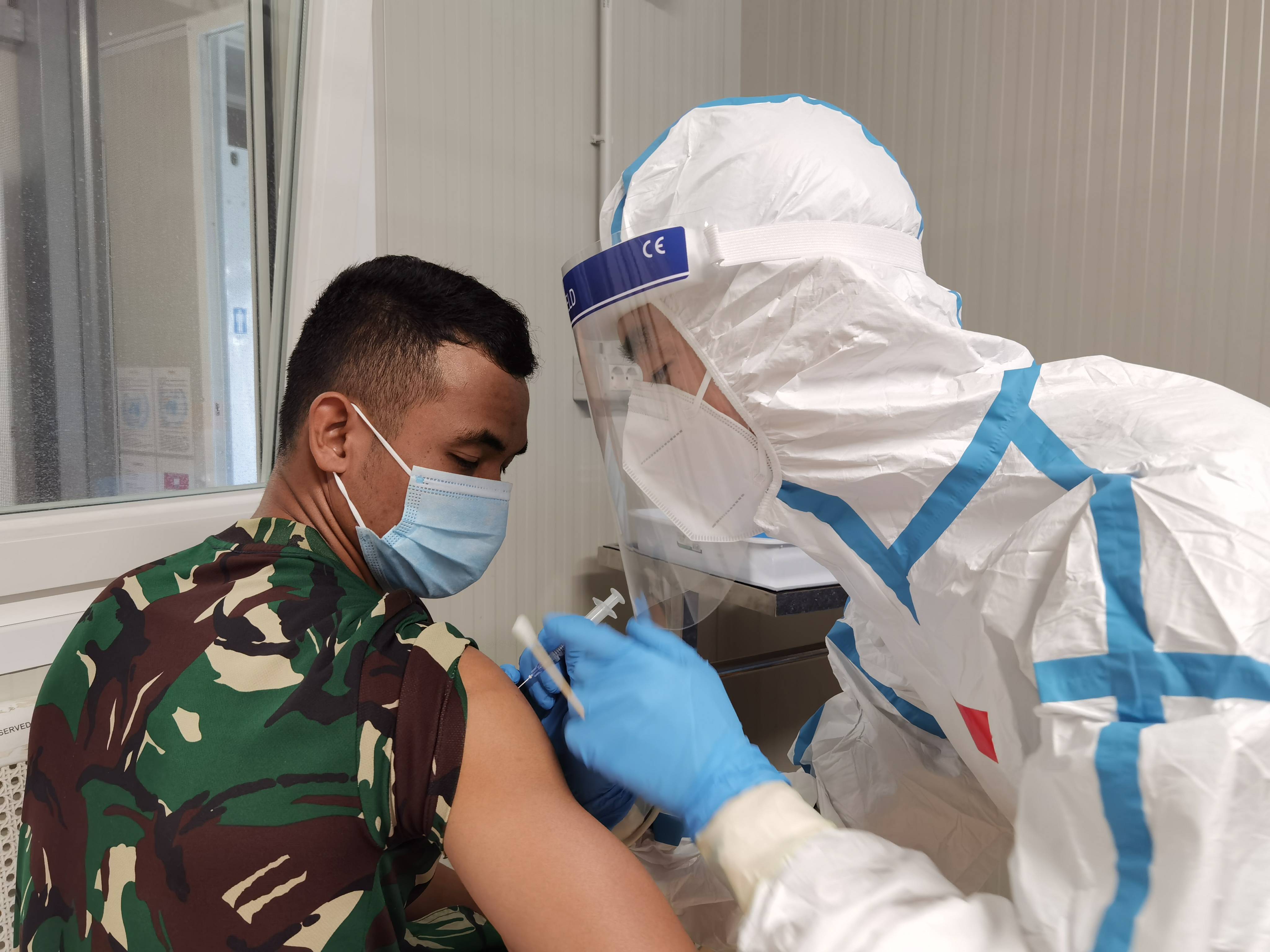 中国赴黎维和医疗分队为联黎部队接种新冠疫苗