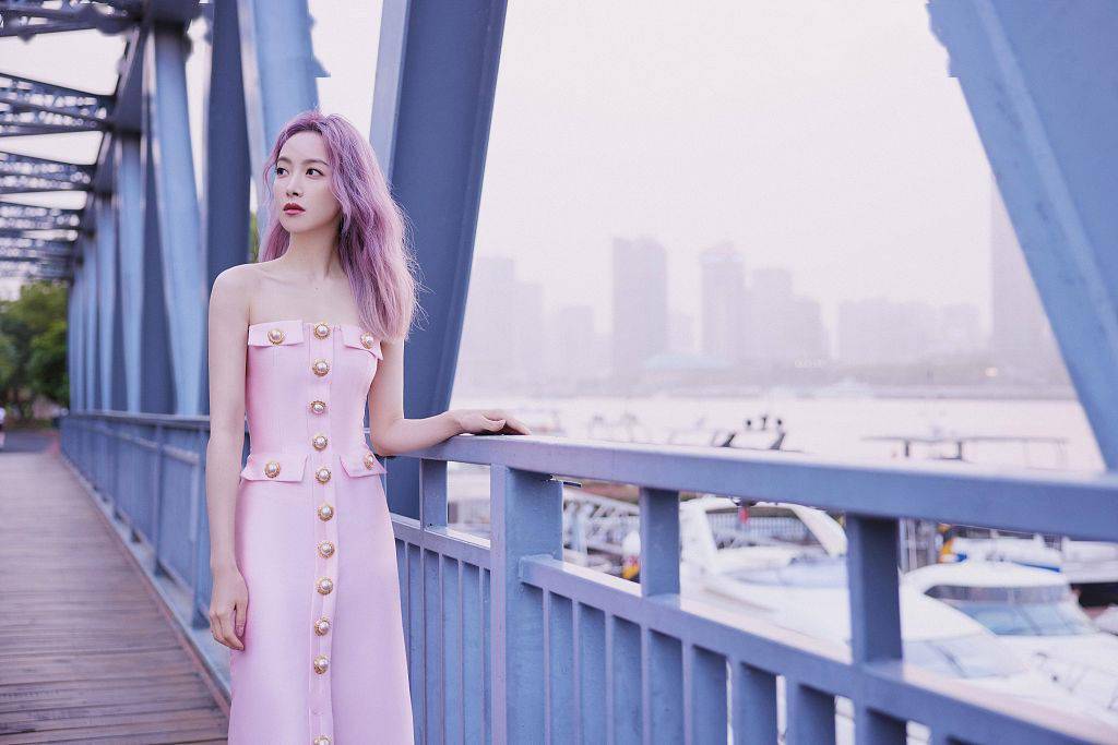 宋茜紫粉发色优雅梦幻 搭配烟粉珍珠裙漫步桥下氛围感浓