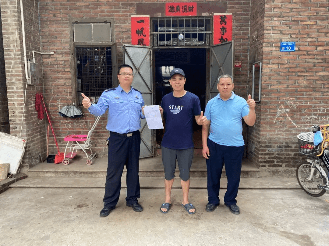 41岁民警推开战友与嫌犯搏斗,身中数刀牺牲