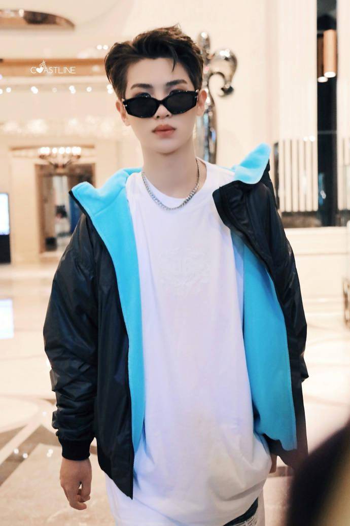 黄明昊《这!就是潮流》录制上班 今天是戴墨镜的豪哥出来炸街!