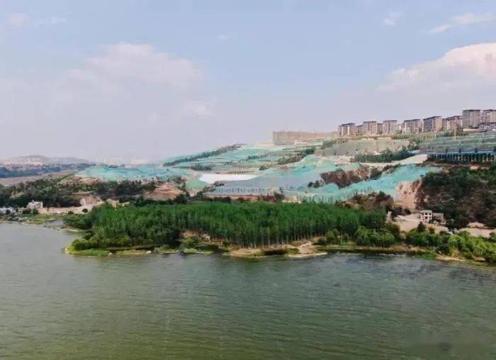 长腰山紧临滇池区域(滇池二级保护区)正在大开大挖,严重破坏原有自然