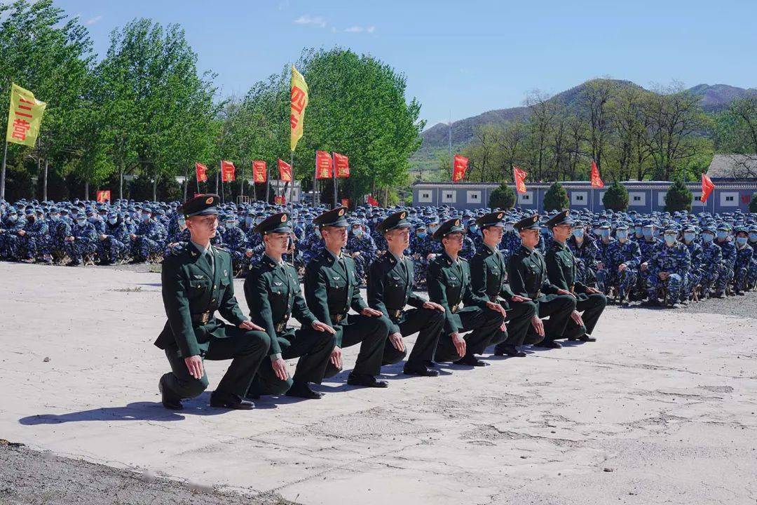 军训基地代表中国人民解放军66329部队,军训团参谋长杨智超作开训动员