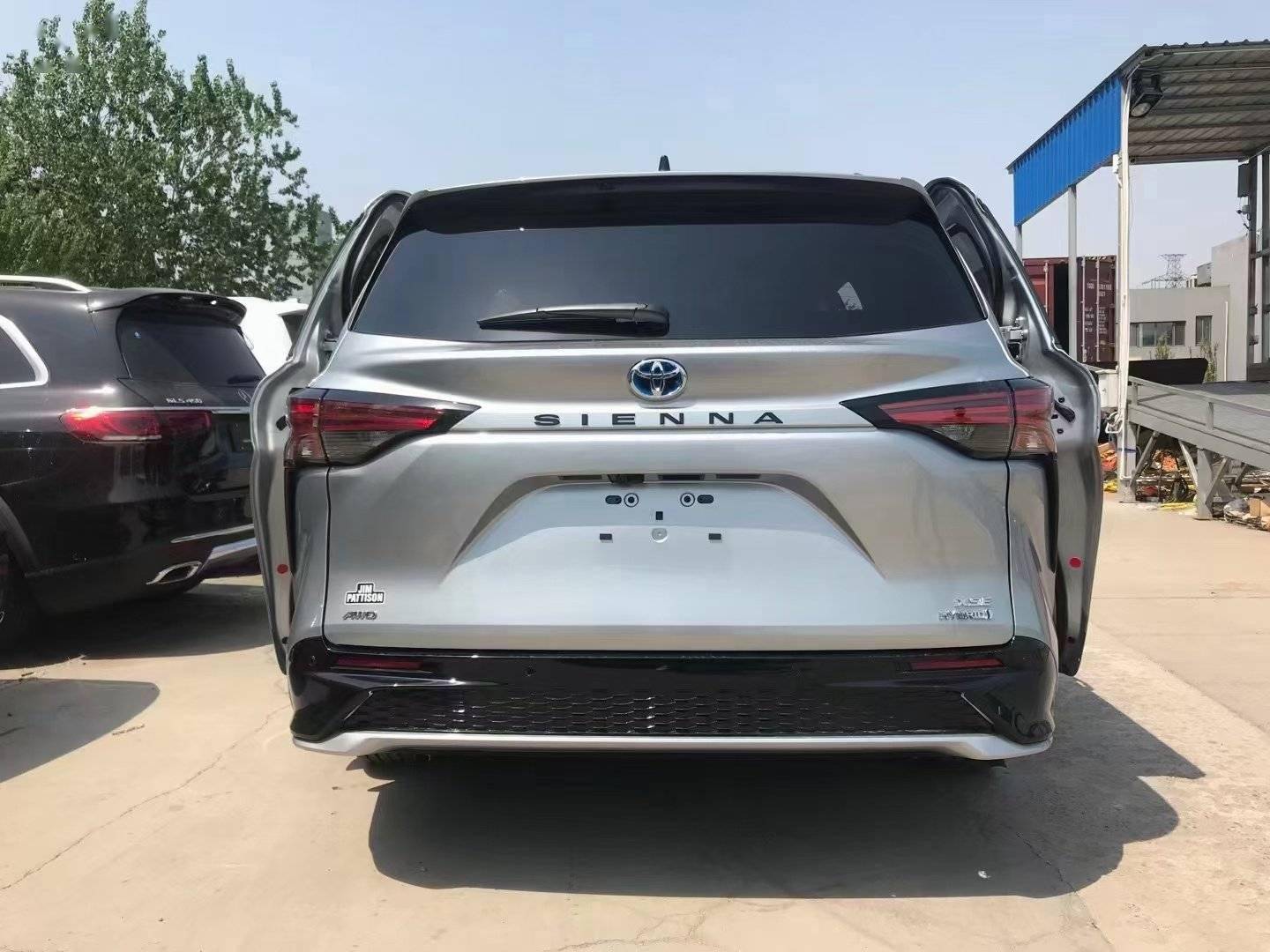 国六版丰田塞纳实拍预售46万空间不逊gl8金属漆面真帅气