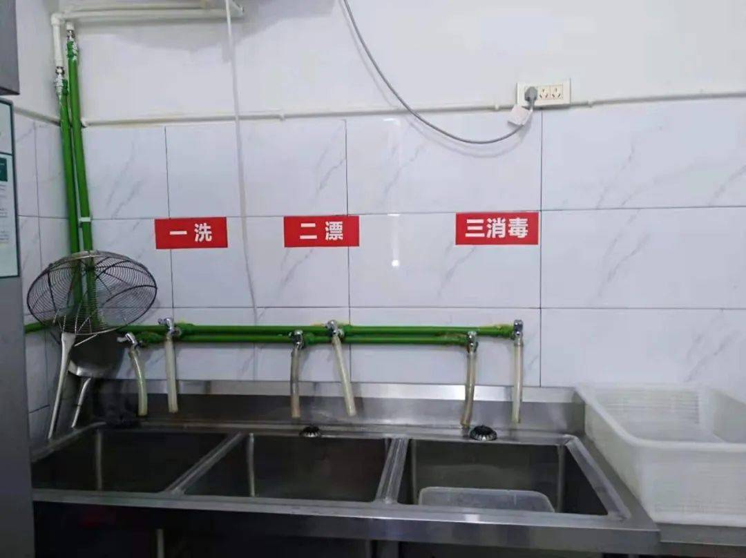 证照齐全2.后厨干净整洁规范3.餐饮用具定期消毒4.就餐环境卫生整洁5.