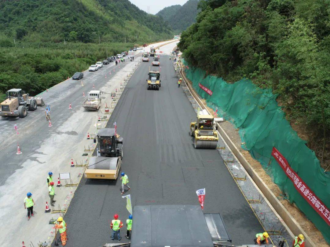 距建成通車更近一步臨建高速路面施工正式啟動