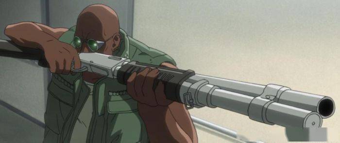 侧漏""充满喜感"的姿势而爆红网络,图片里黑人小哥把枪高高举过头顶