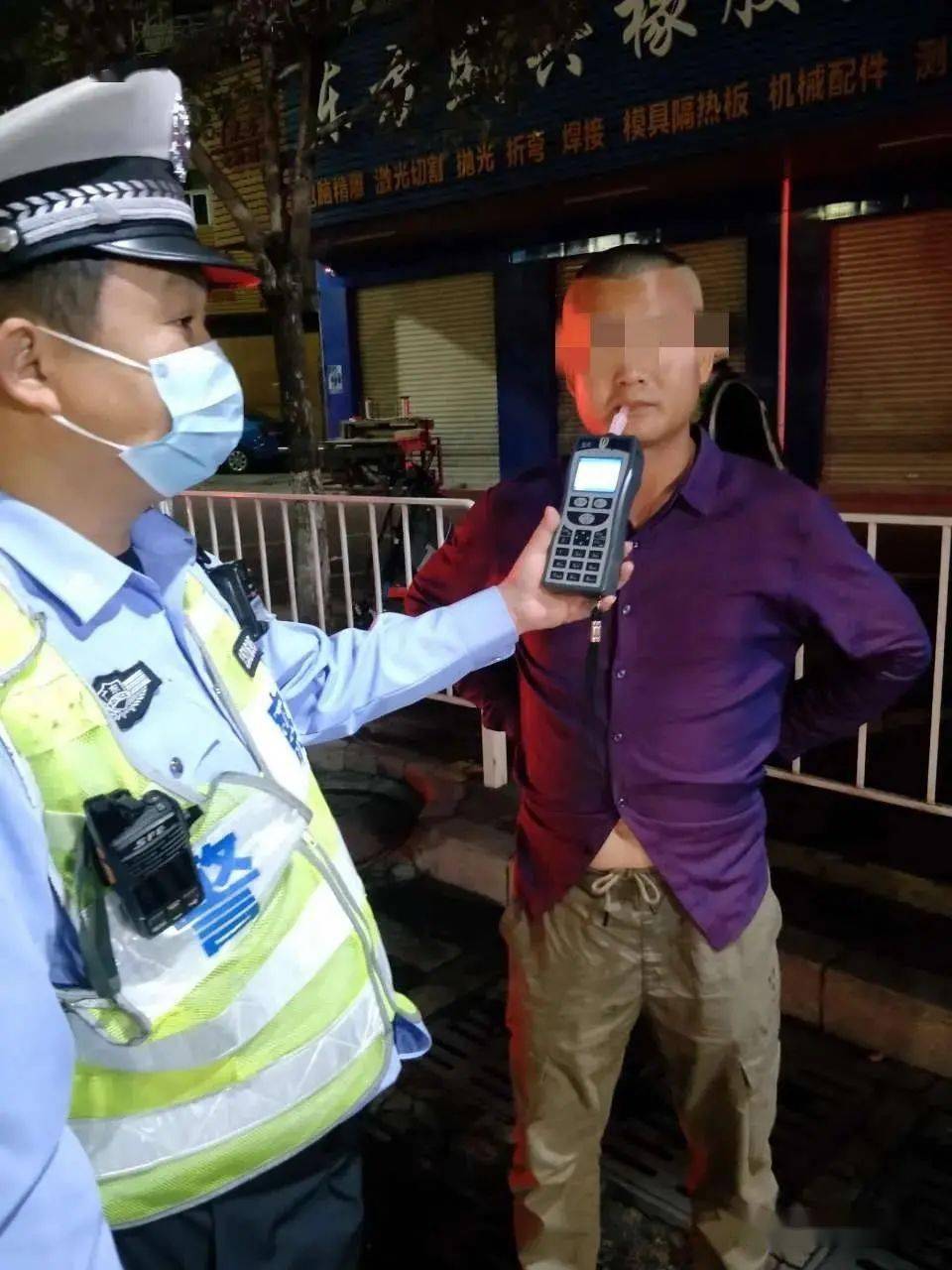 不是吧横沥一司机开车500米立马被交警抓了