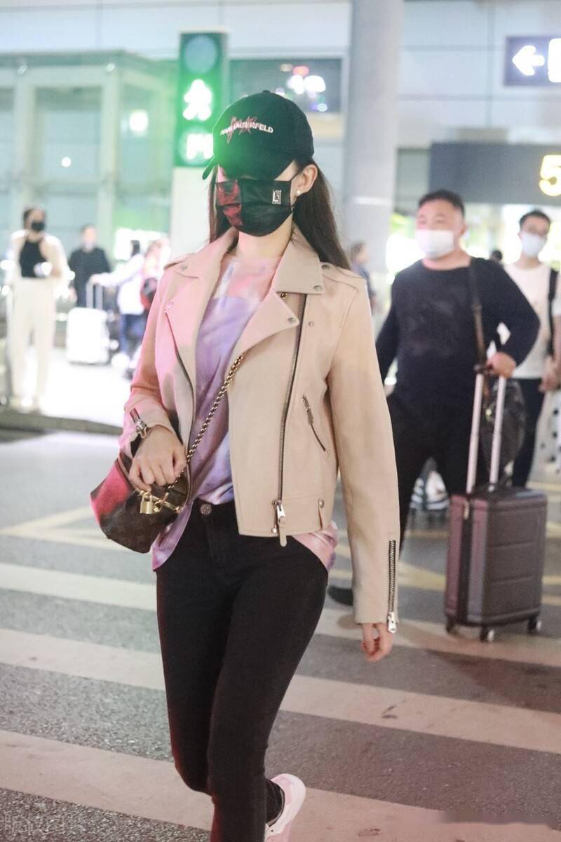 吉娜·爱丽丝产后首现身神清气爽腰身纤细看不出月子痕迹_机场