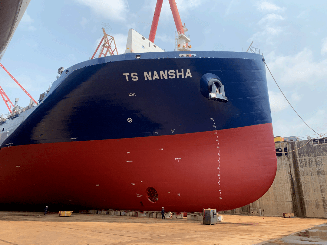 静待出坞的德翔2700箱首制船┃上船台(进坞)4月28日,公司为海南海事局