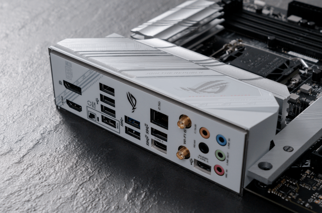 高颜值吹雪拉满战斗值rogstrixb560agamingwifi主板上手体验