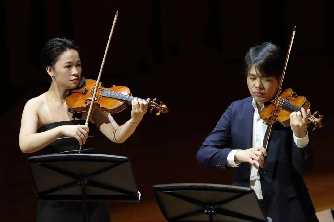 在观众的热烈掌声中,十位小提琴家数度返场,《查尔达什舞曲》《梁祝》