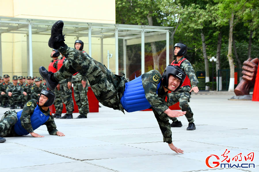 倒功是擒敌术的基础,一名战士正在完成"侧倒"动作.