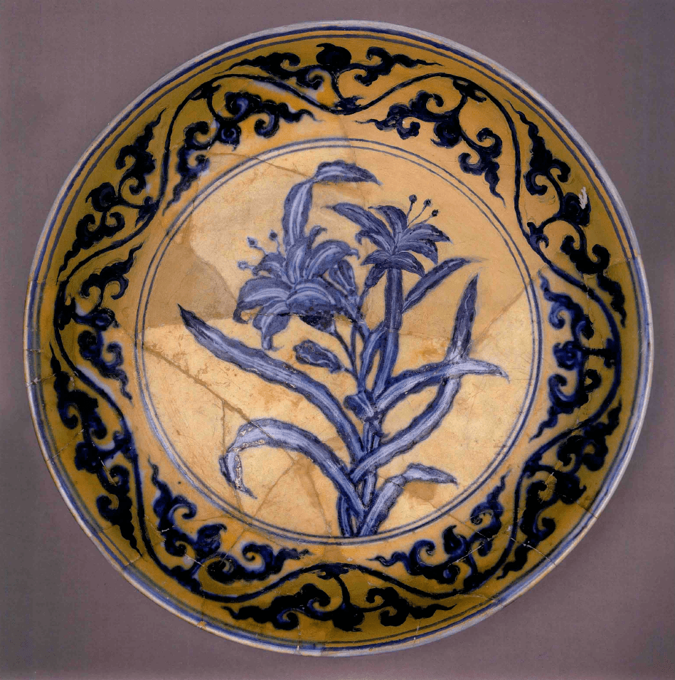 明宣德 黄地青花萱草纹盘,1983年景德镇珠山出土