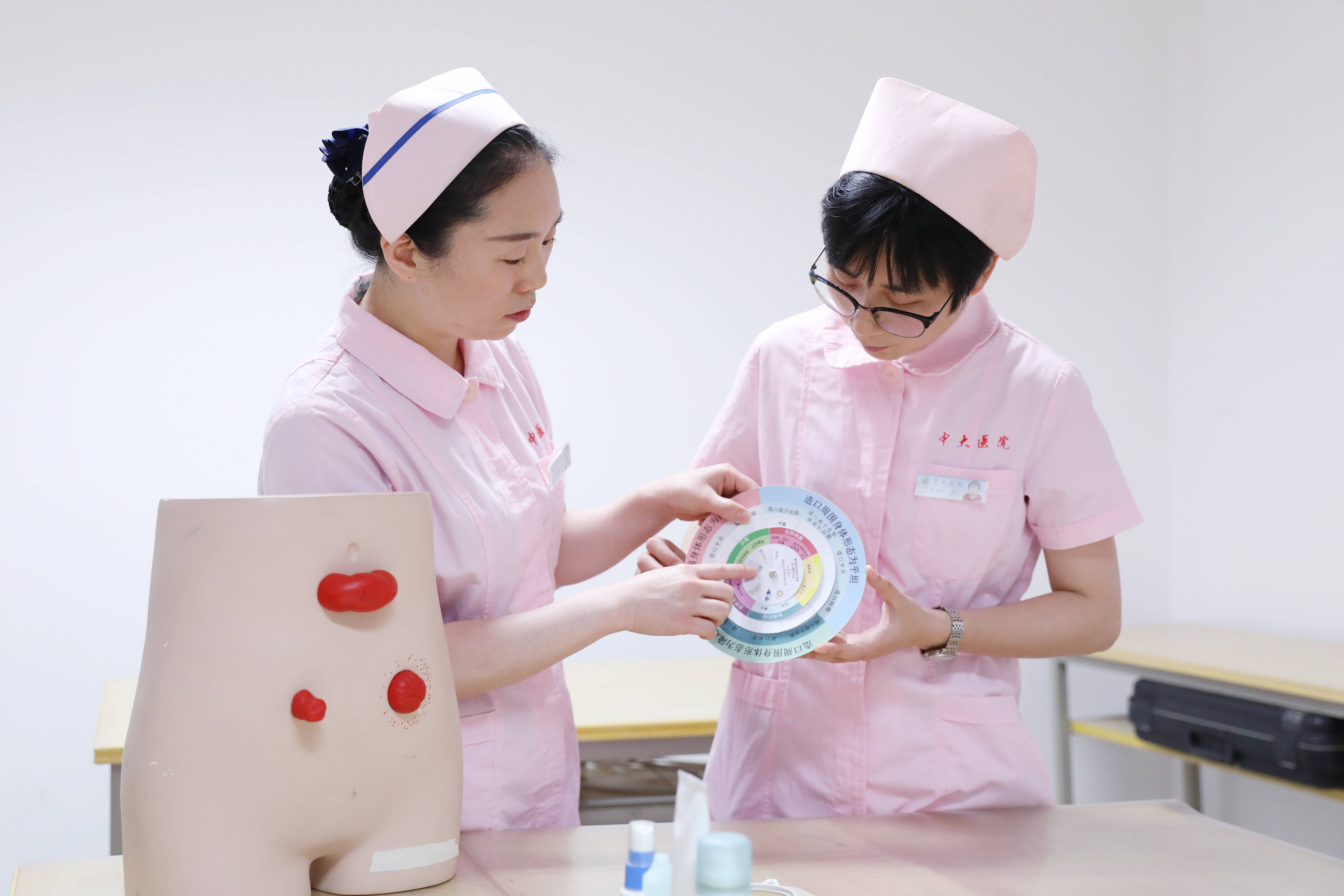 护士变身发明家中大医院办起护理发明博览会