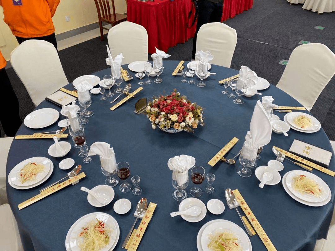 中餐宴会餐桌布置图片图片