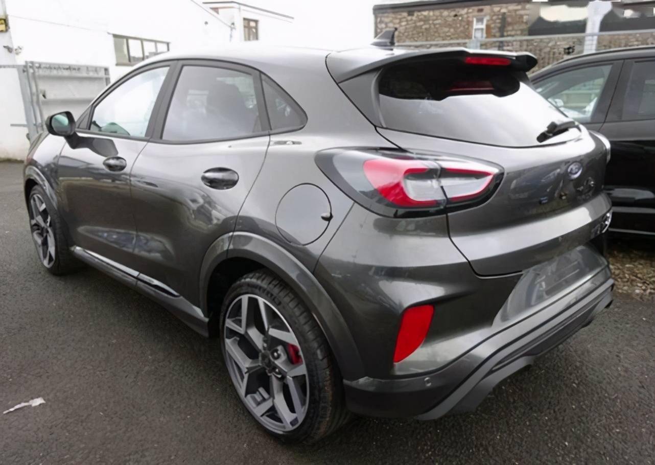 福特全新美洲狮运动化设计手动挡赛车座椅200匹马力