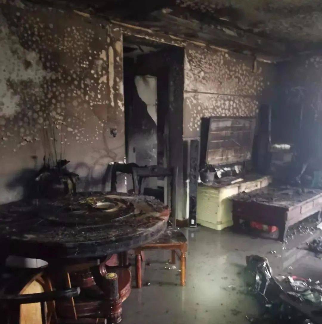 电动自行车清晨在家充电时起火困住一家五口