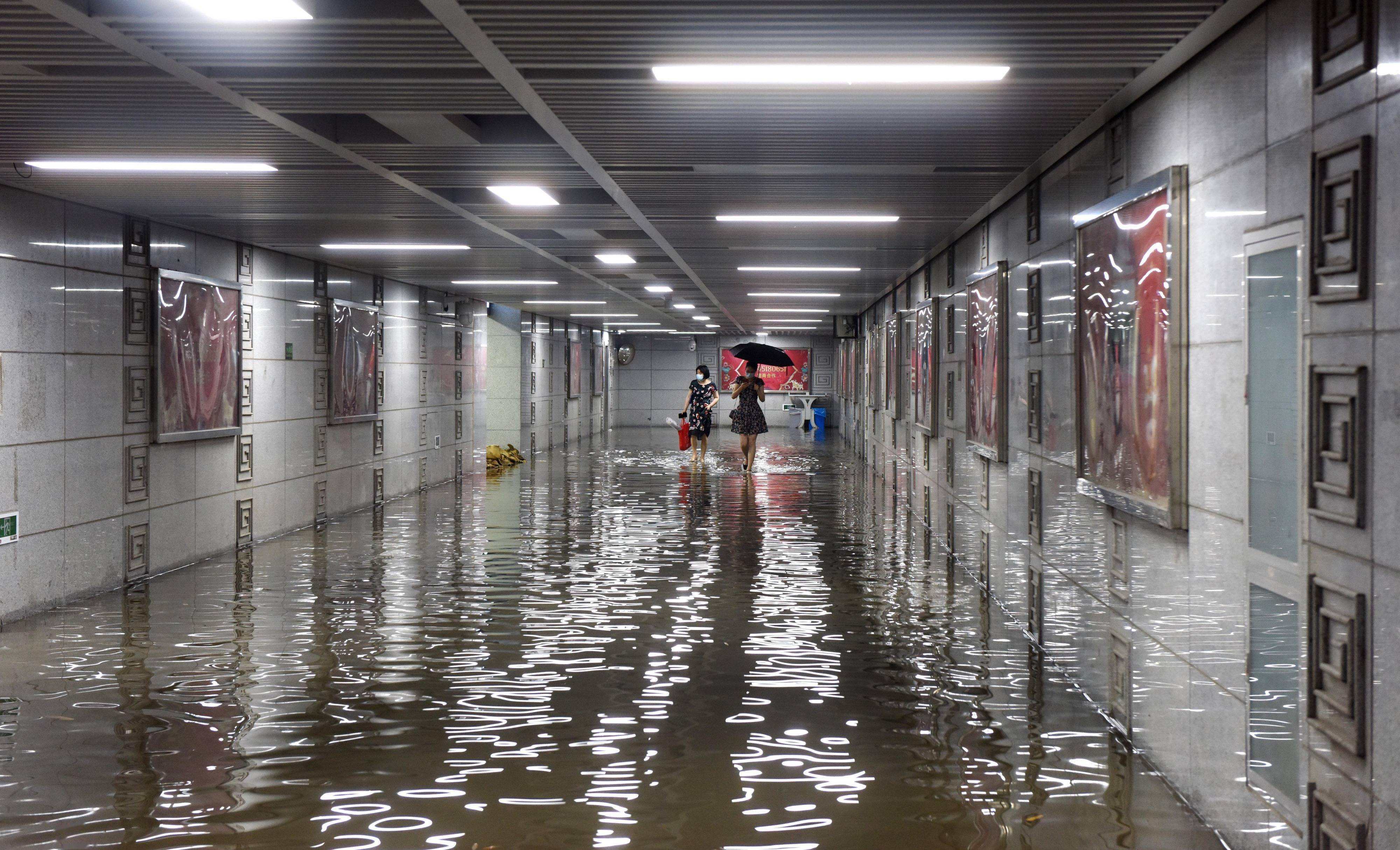 武汉突降暴雨火车站候车厅顶棚遭雨水倒灌