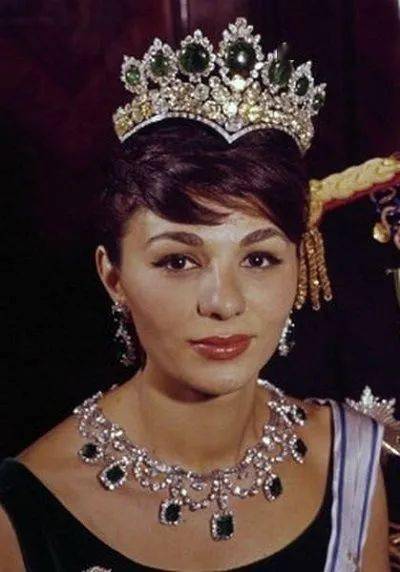 戴着60克拉彩钻结婚的伊朗末代王后终也难逃流离半生