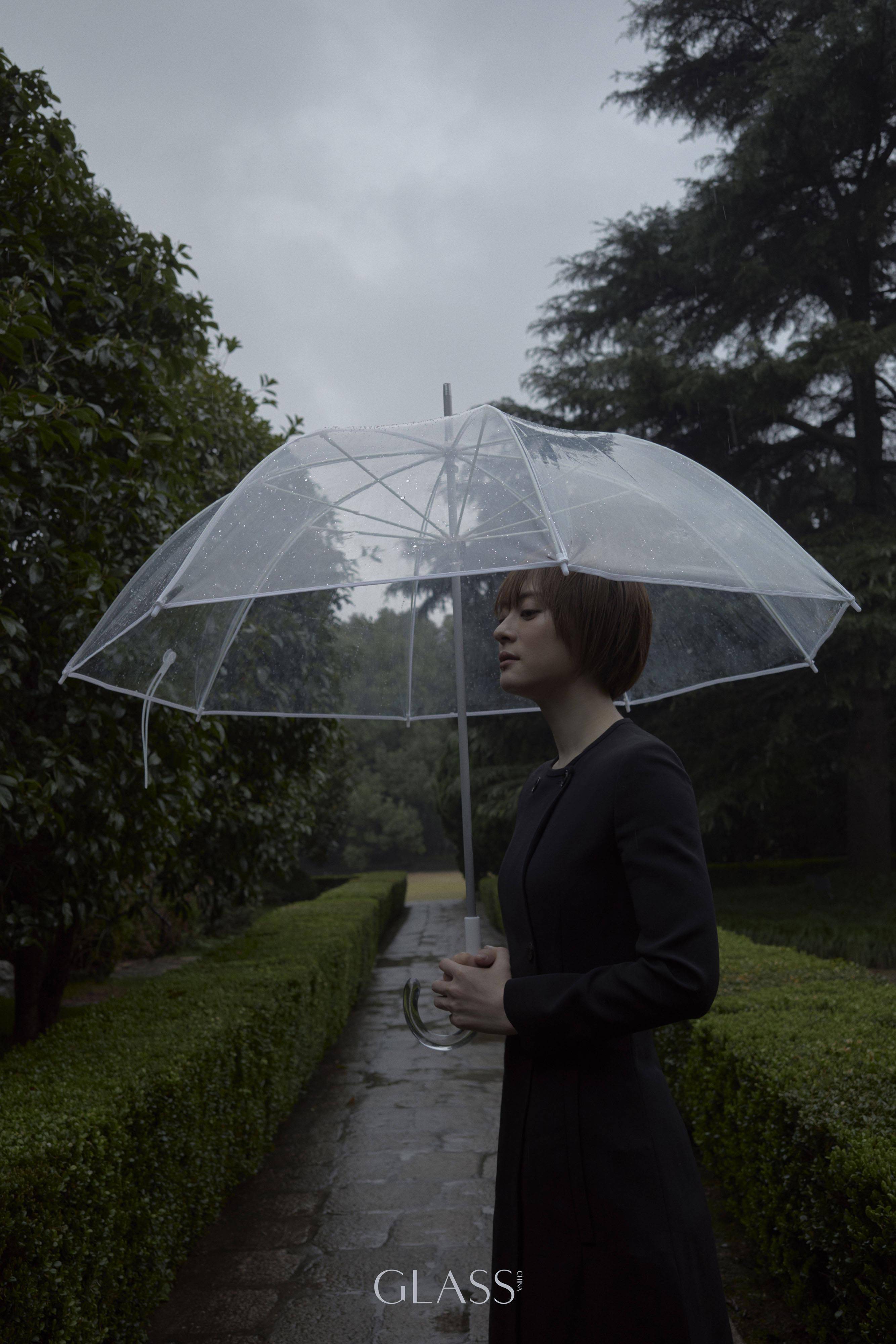 孙俪初夏时尚大片雨中绽放 恣意归真静听生活之美