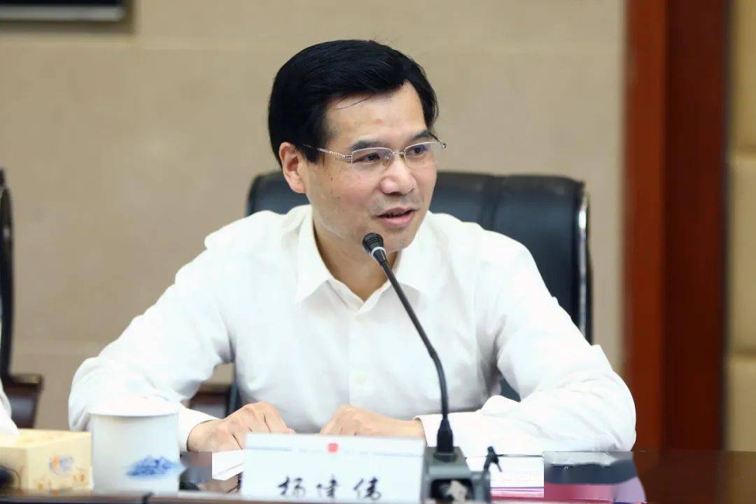 省律协会长杨建伟作主题发言.