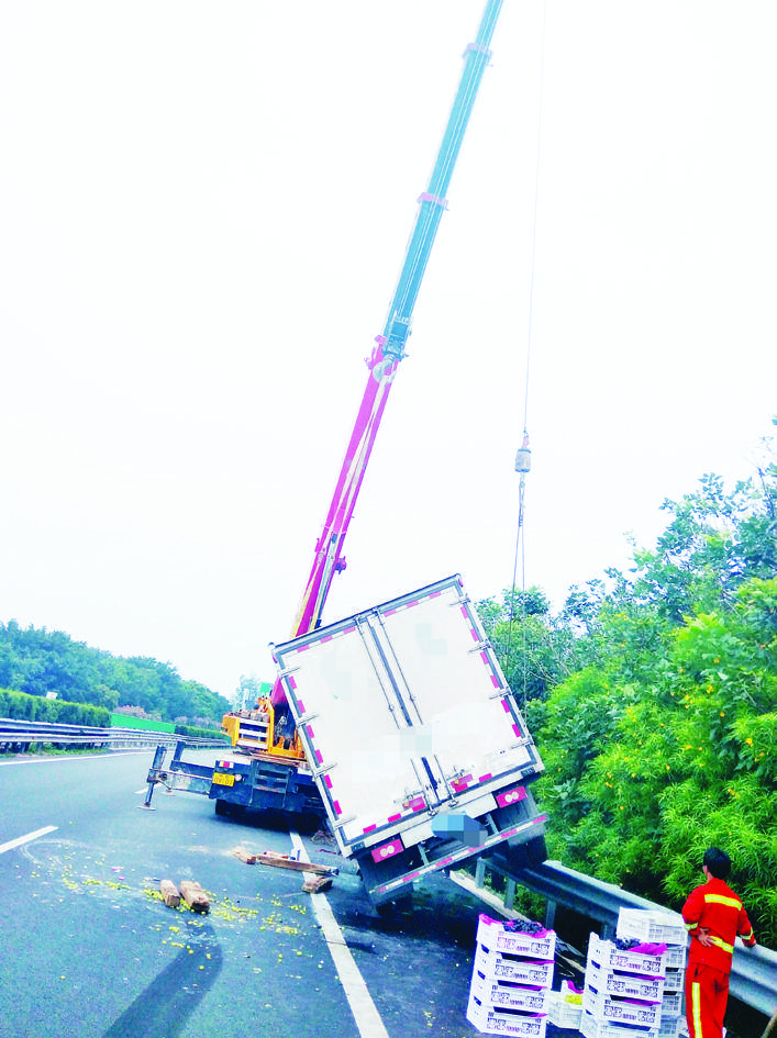 疲劳驾驶货车追尾翻车