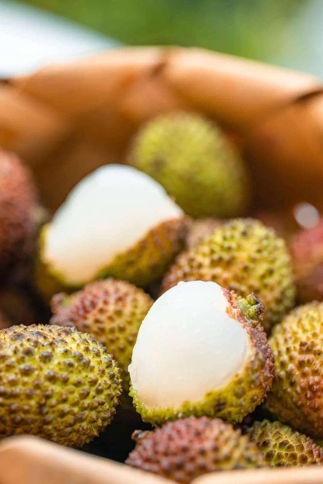 奈雪霸气荔枝回归粒粒手剥汁多肉甜