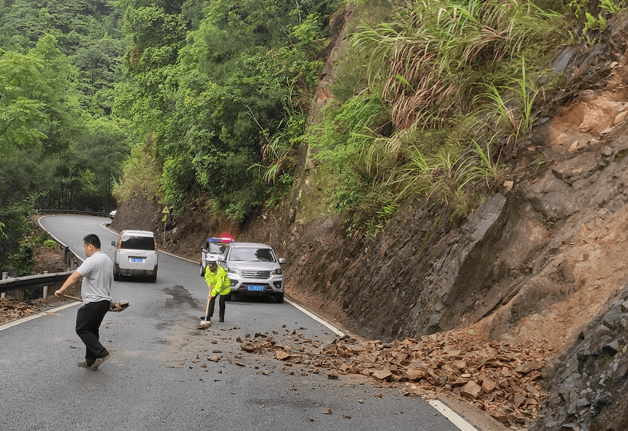 暴雨預警桂林部分路段積水出行要注意