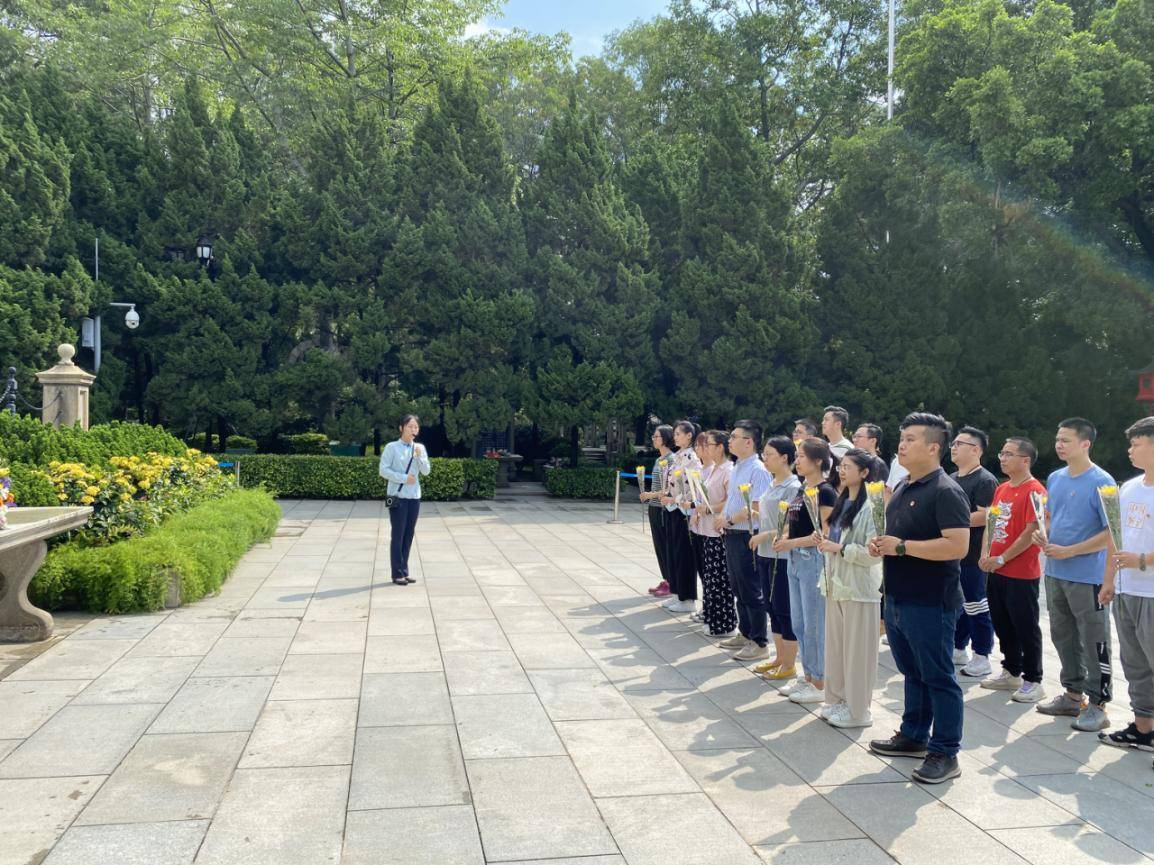 昌崗街道團工委委員,社區團支部書記一行20人前往黃花崗公園參觀學習