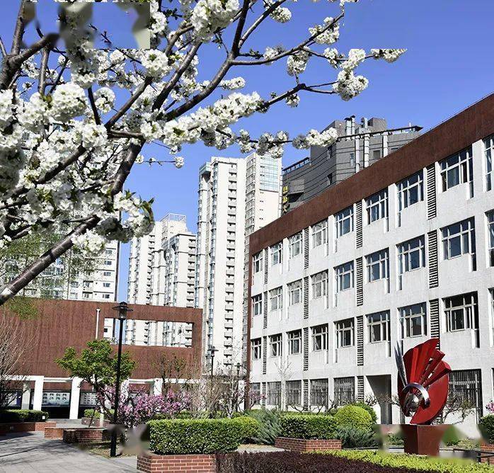 对外经济贸易大学附属中学始建于1956年,前身为北京市第九十四中学.